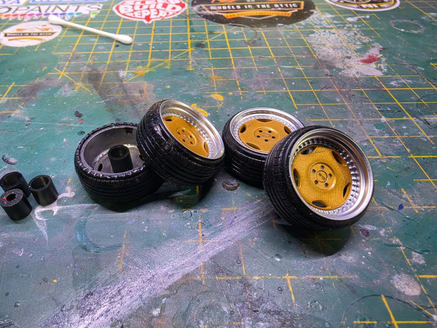 1/18 Scale OZ Breyton Pre-painted Gold Wheels And Rubber Tyres