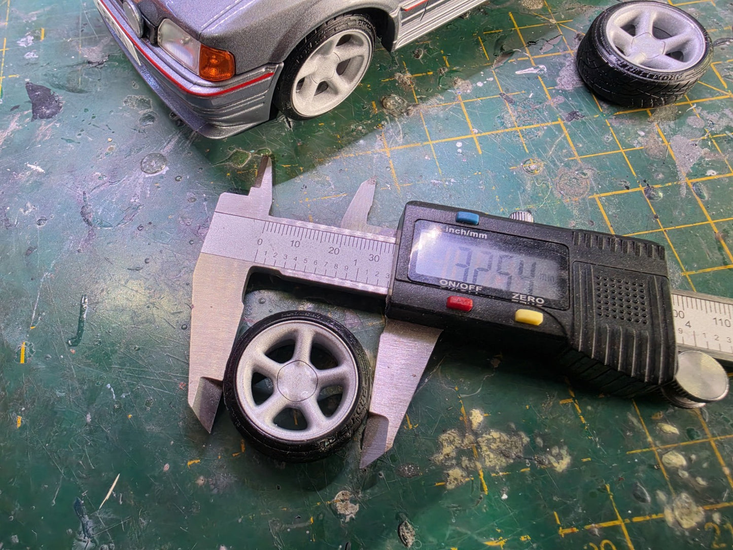 1/18 scale Ford Cosworth Wheels Pre-painted RUBBER Tyres & MCG OTTO HUBS