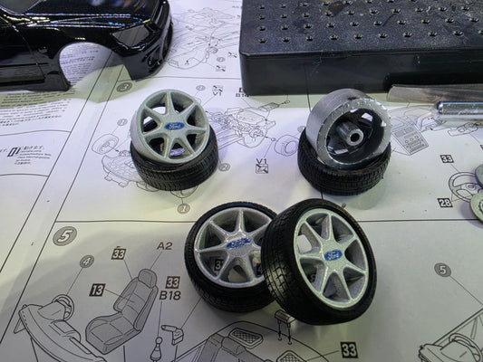 1/18 Scale Ford RS7 3d Printed Wheels & RESIN Tyres ONLY Pre-painted SILVER & BLUE BADGES