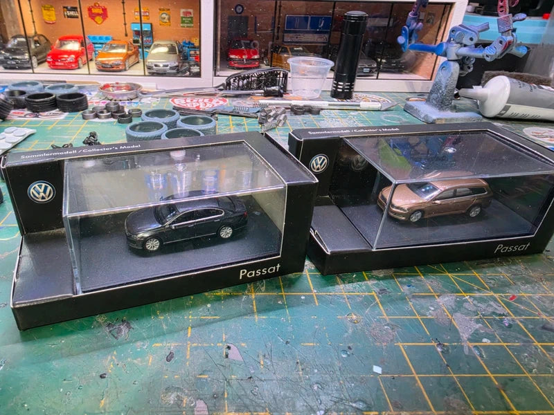 2x 1/87 scale VW passage model cars