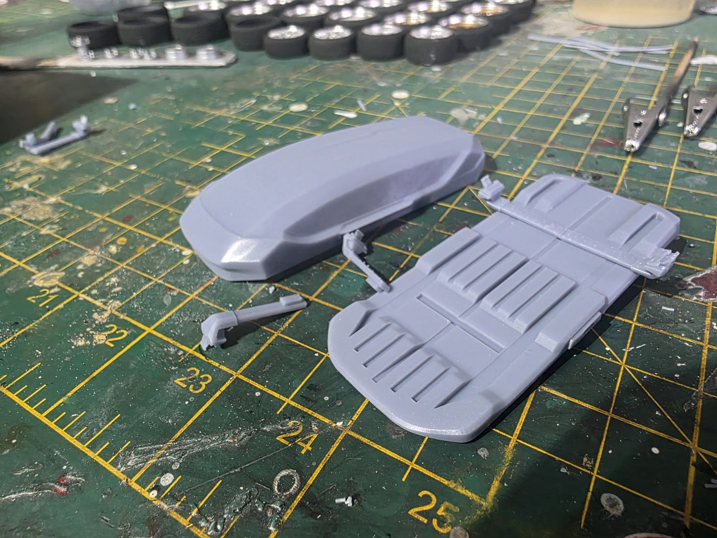 Roof box with adjustable bars