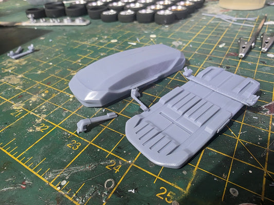 Roof box with adjustable bars