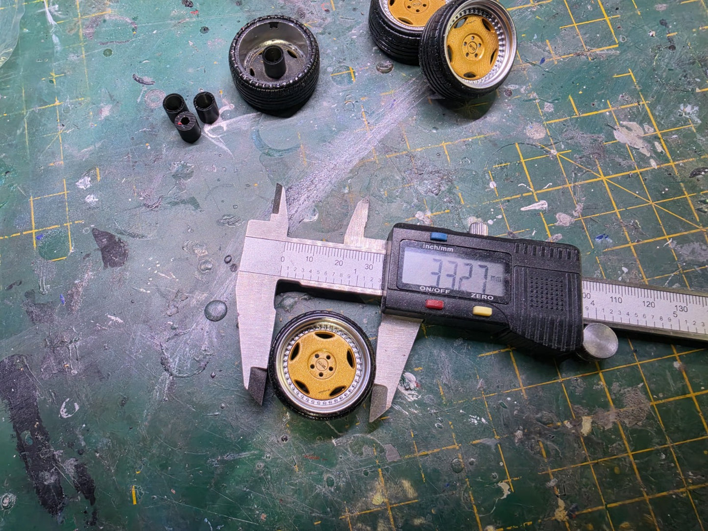 1/18 Scale OZ Breyton Pre-painted Gold Wheels And Rubber Tyres