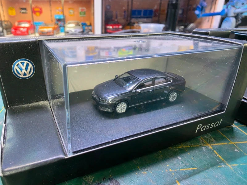 2x 1/87 scale VW passage model cars