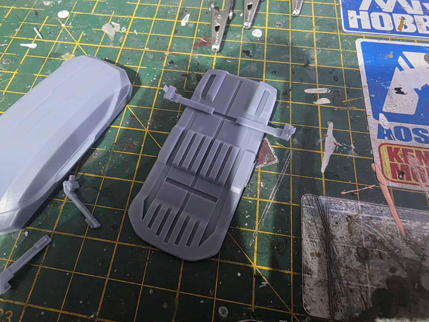 Roof box with adjustable bars