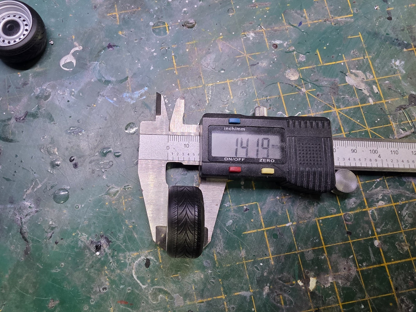1/18 scale Banded Steels Stretched Tyre PRE-PAINTED Silver