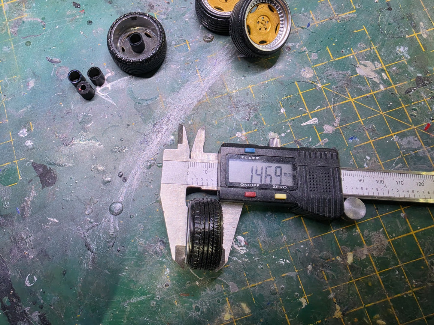 1/18 Scale OZ Breyton Pre-painted Gold Wheels And Rubber Tyres