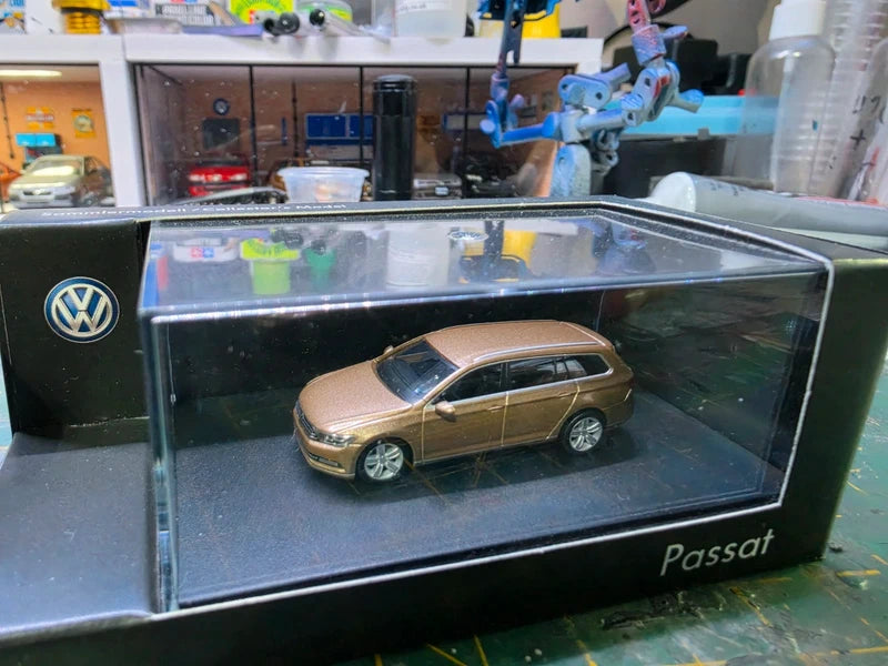 2x 1/87 scale VW passage model cars