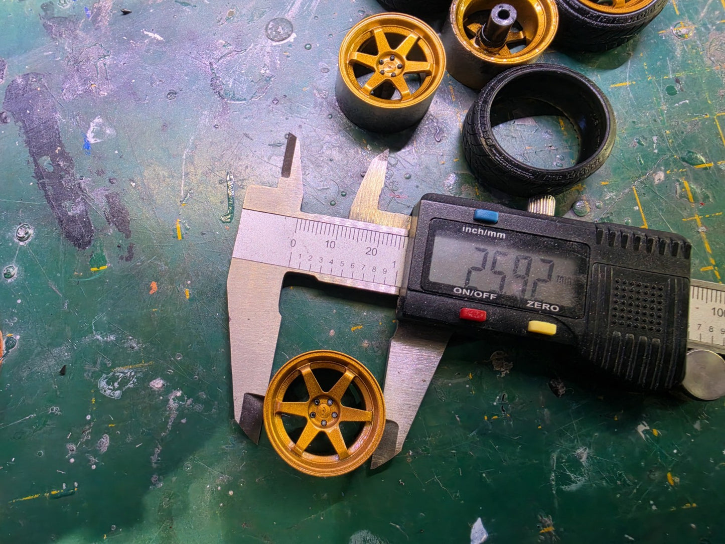 1/18 scale Japan Racing JR3 Wheels Pre-painted RUBBER Tyres & MCG OTTO HUBS