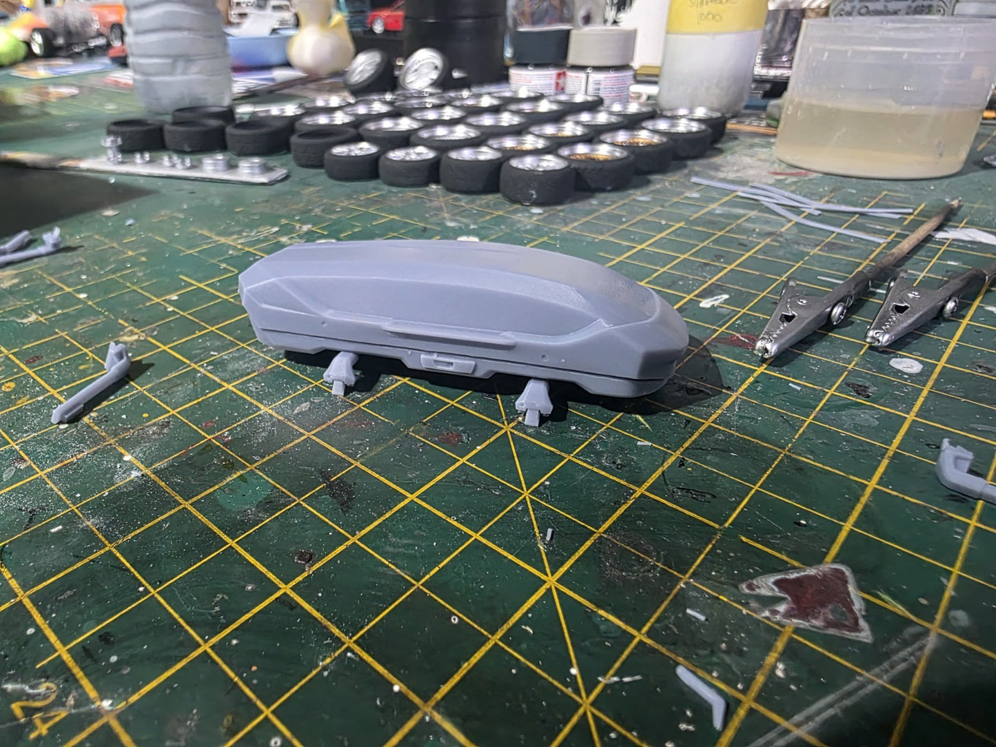 Roof box with adjustable bars