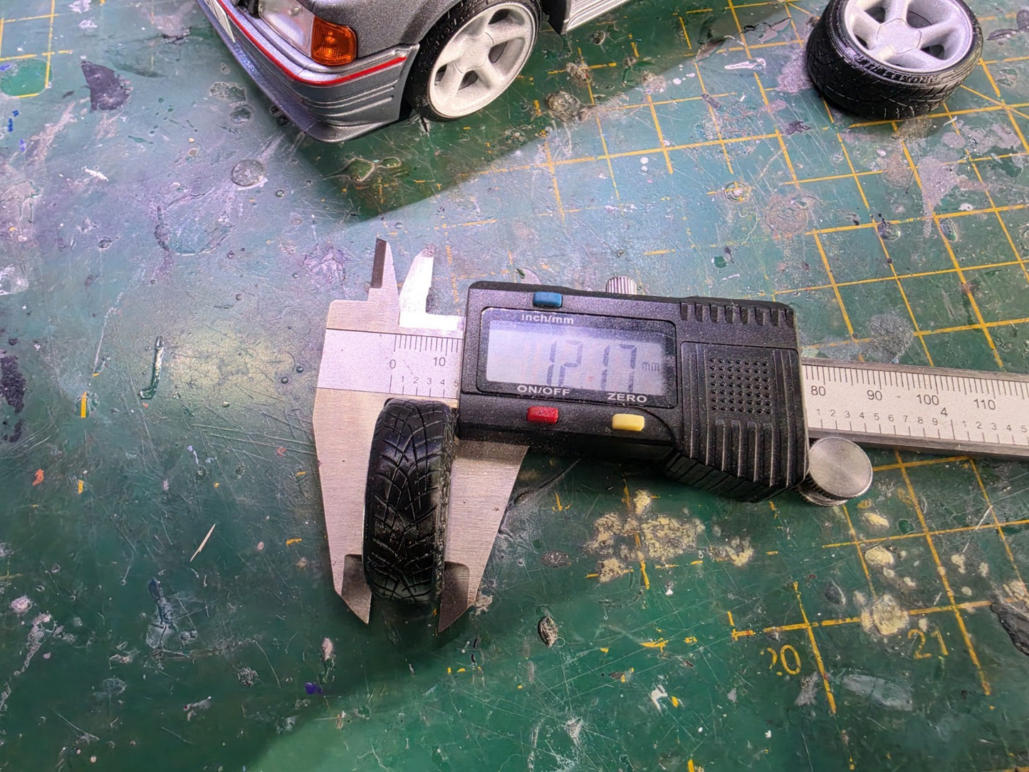 1/18 scale Ford Cosworth Wheels Pre-painted RUBBER Tyres & MCG OTTO HUBS