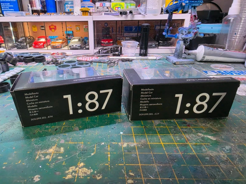 2x 1/87 scale VW passage model cars