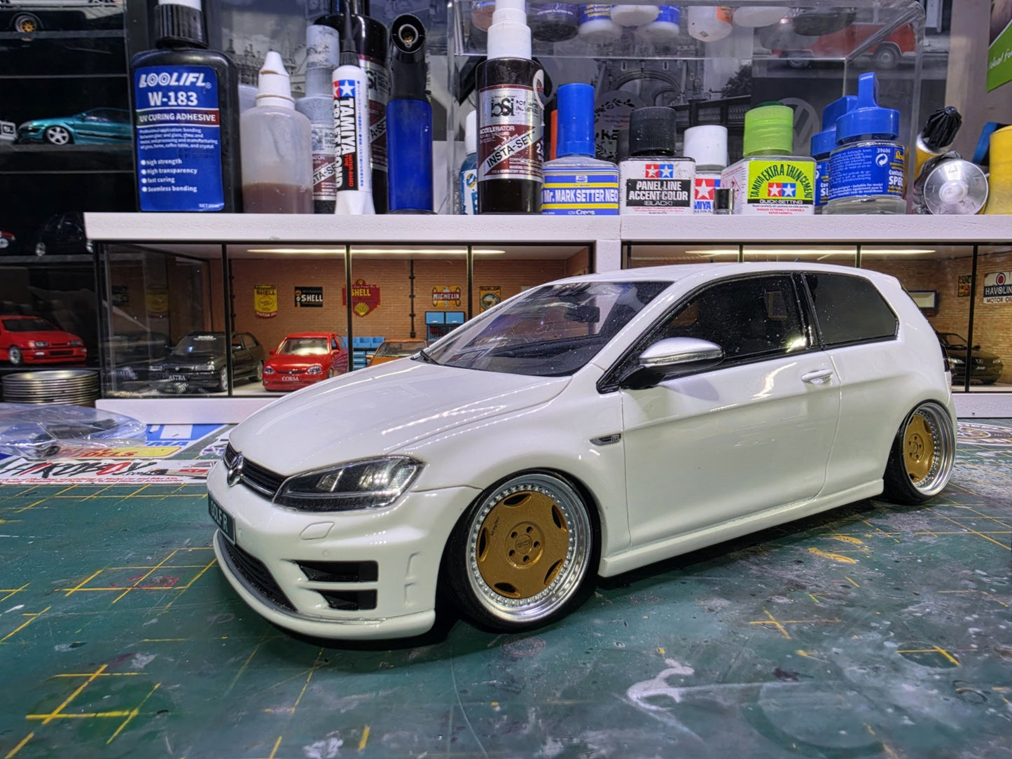 1/18 Scale OZ Breyton Pre-painted Gold Wheels And Rubber Tyres