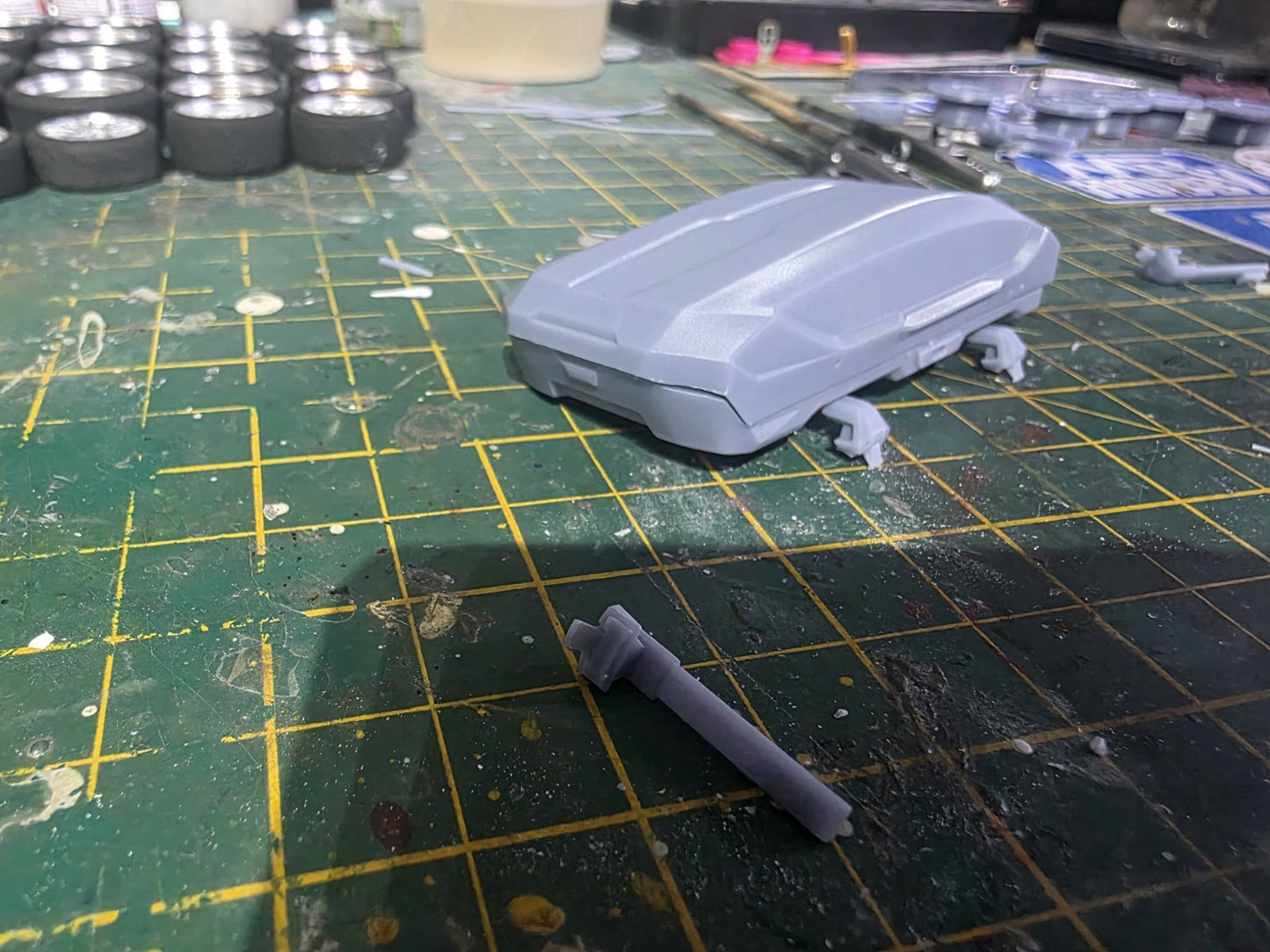 Roof box with adjustable bars