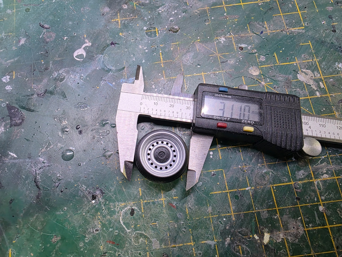 1/18 scale Banded Steels Stretched Tyre PRE-PAINTED Silver
