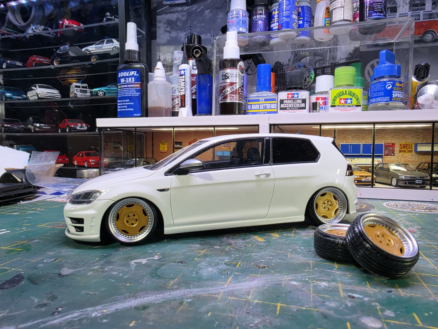 1/18 Scale OZ Breyton Pre-painted Gold Wheels And Rubber Tyres