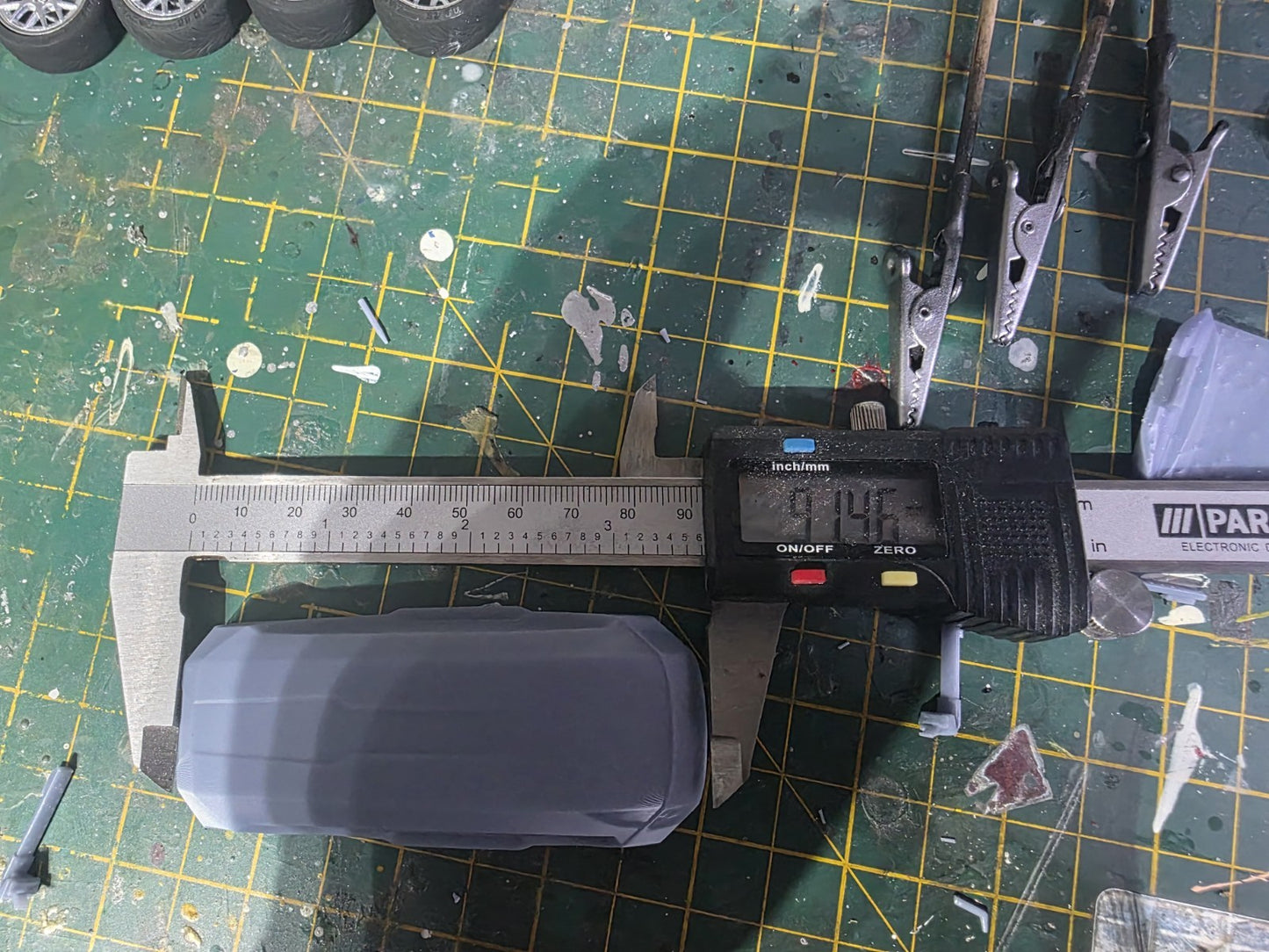 Roof box with adjustable bars