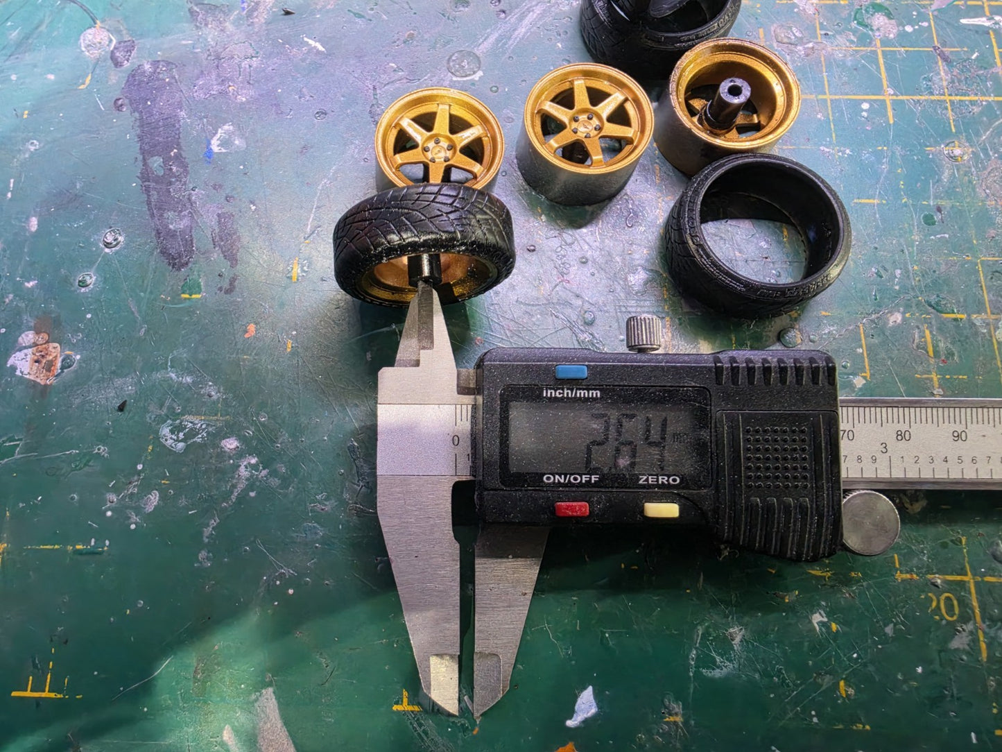 1/18 scale Japan Racing JR3 Wheels Pre-painted RUBBER Tyres & MCG OTTO HUBS
