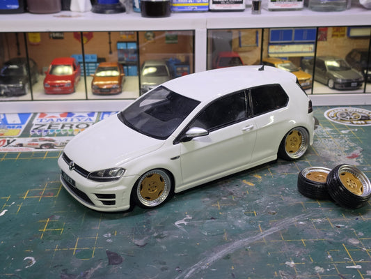 1/18 Scale OZ Breyton Pre-painted Gold Wheels And Rubber Tyres