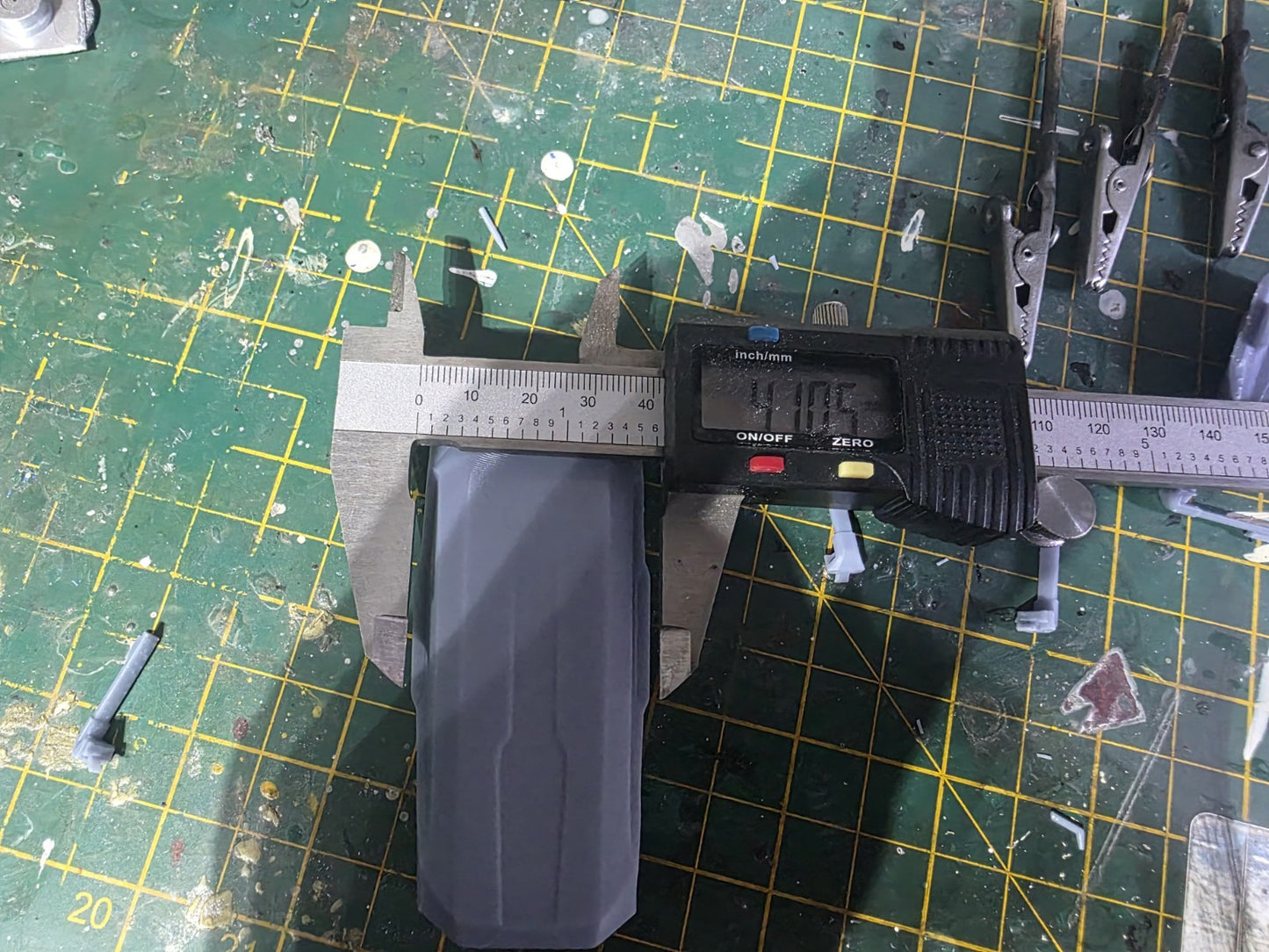 Roof box with adjustable bars