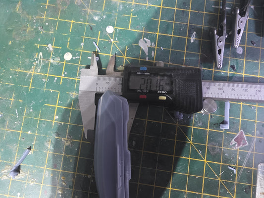 Roof box with adjustable bars