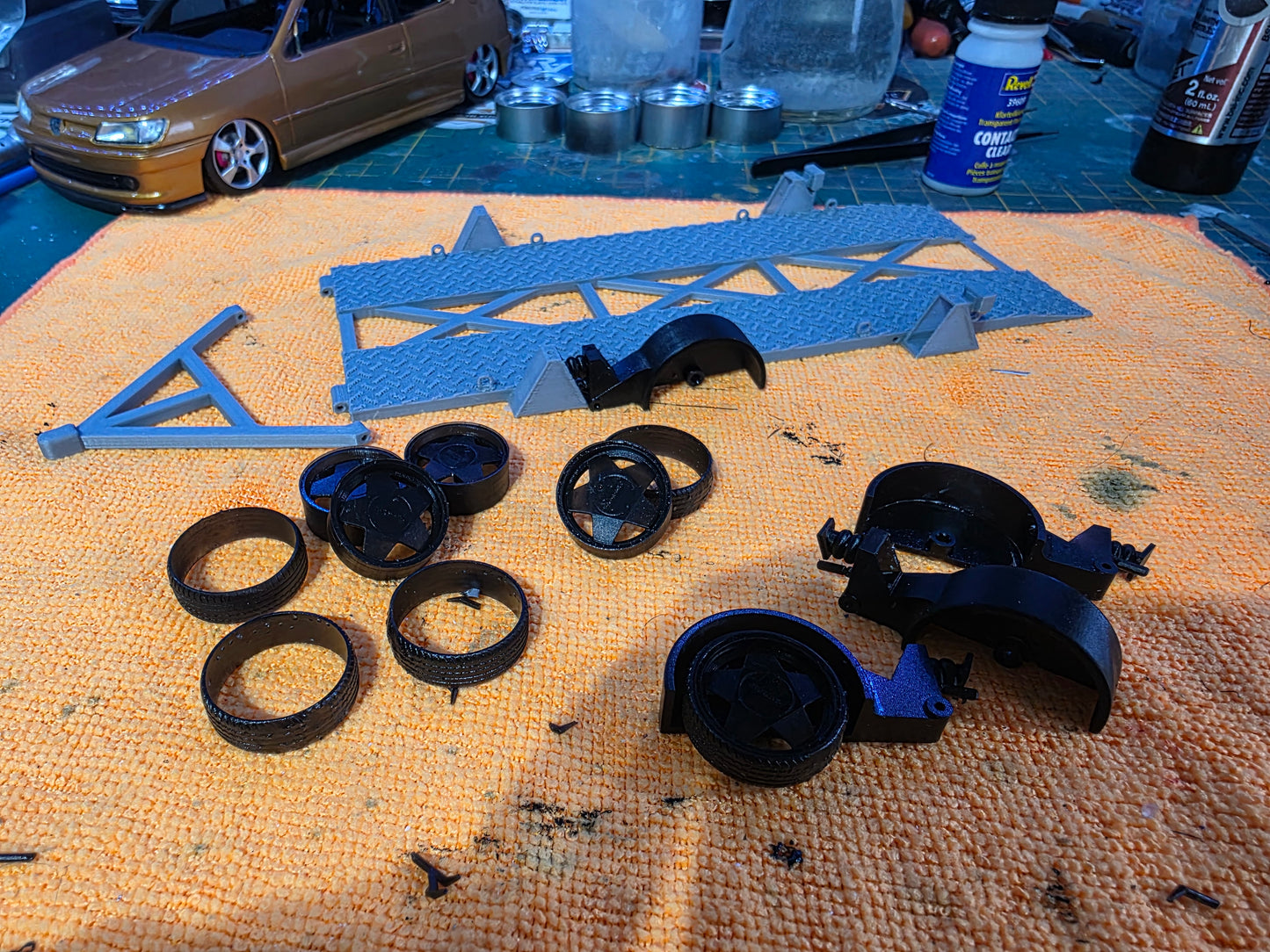 Tiefergelegter Transporteranhänger im Maßstab 1/24