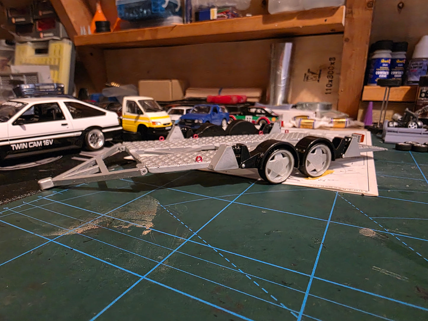 Tiefergelegter Transporteranhänger im Maßstab 1/24
