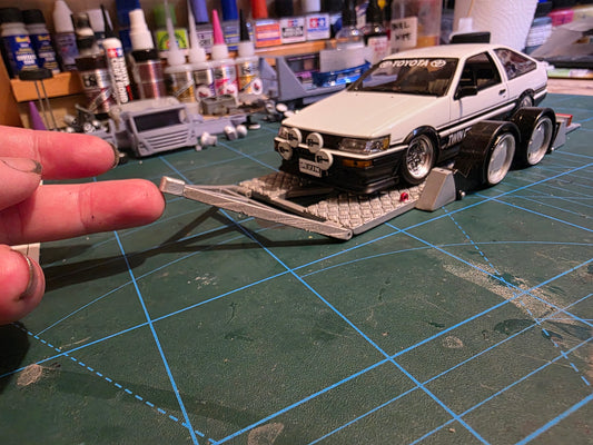 Tiefergelegter Transporteranhänger im Maßstab 1/24