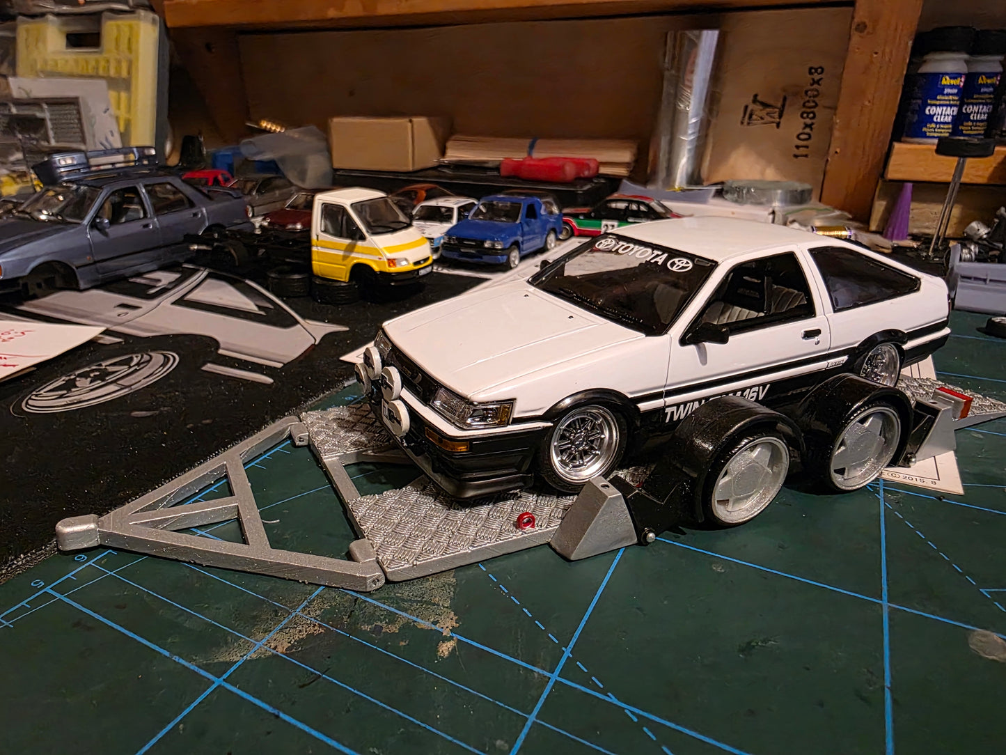 Tiefergelegter Transporteranhänger im Maßstab 1/24