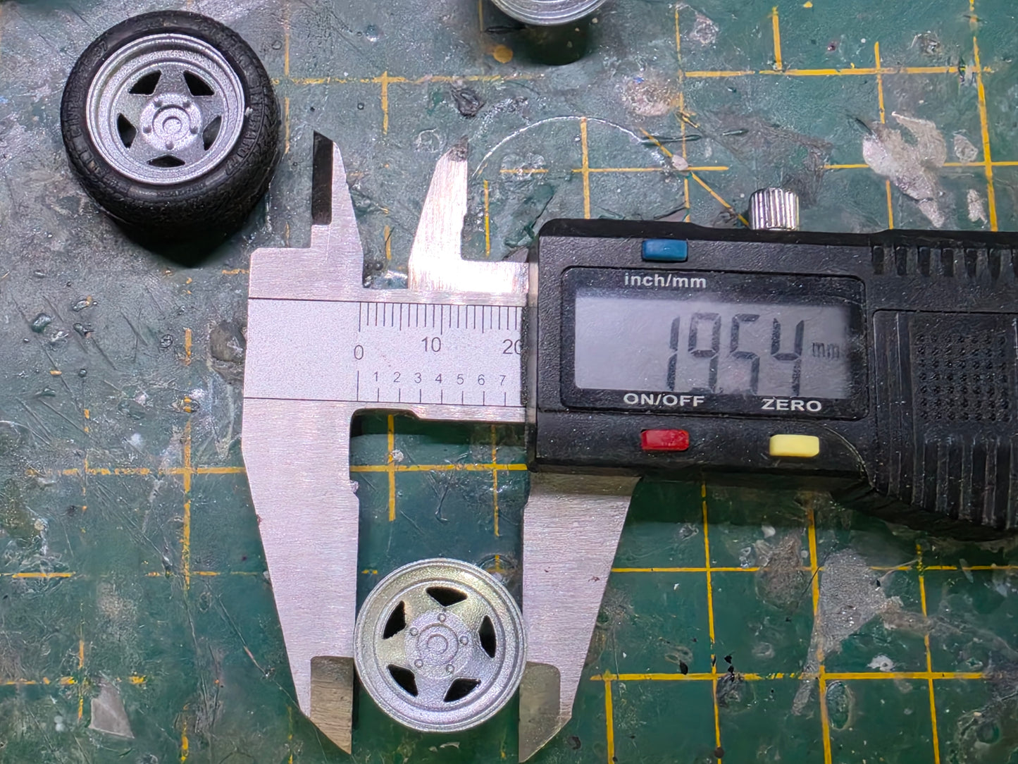 1/24 Jeep Banded Steels with Rubber Tyres Pre-painted